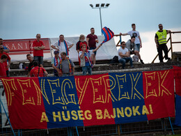 Győztes ünnep a Bányász-stadionban, fotó: Gergely Szilárd