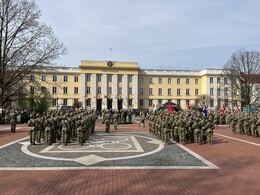 111 katona tett esküt az Erzsébet téren, fotó: anonymous