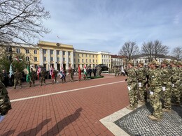 111 katona tett esküt az Erzsébet téren, fotó: anonymous