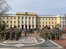 111 katona tett esküt az Erzsébet téren, fotó: anonymous