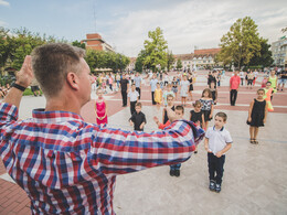 Táncosok a téren, fotó: Jancsi László