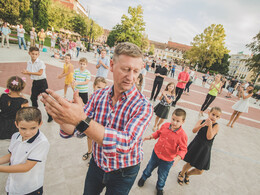 Táncosok a téren, fotó: Jancsi László