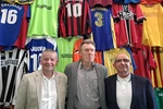  Mákos, Simi és Csóri, vagyis Horváth Ferenc (balról), Simon István és Csordás László Kiskanizsához való kötödésüket "demonstrálták" a hévízi városházán