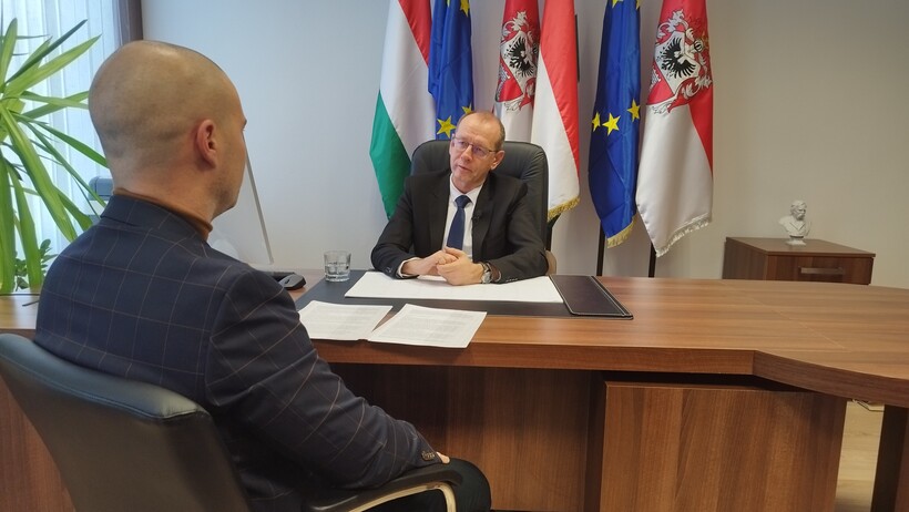 évértéeklő