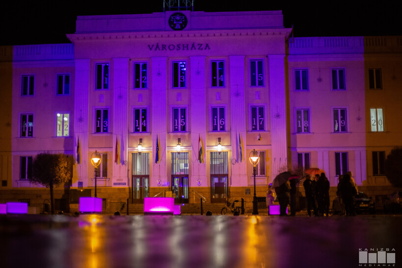 Lila színbe öltözött a Városháza