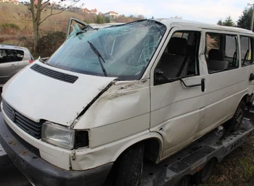 Árokba hajtott egy 17 éves férfi VW Transporterével