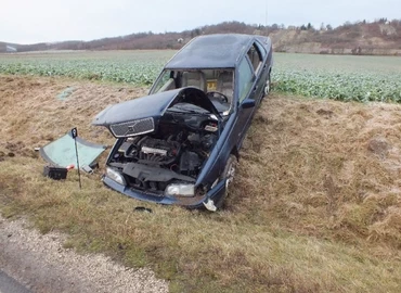 Súlyosan megsérült az árokba csapódó autó sofőrje