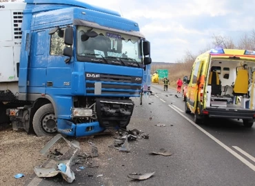Suzuki ütközött nyergesvontatóval 