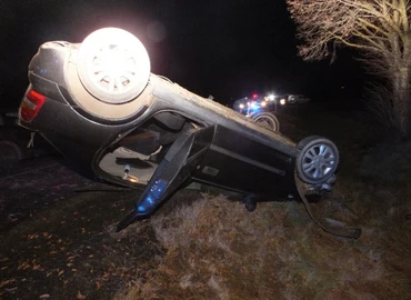Fejtetőn állt meg az Opel, csak az utas sérült meg 