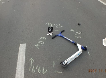 Rollerező kisfiút ütött el a zebrán 