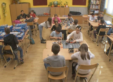 Egy egész városnyi készségfejlesztő építőjátékot kapott a Hevesi-iskola