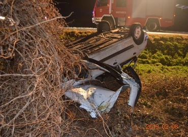 Fejtetőn állt meg a Citroen, árokba csapódott az Audi 