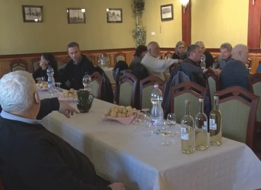 Bormustrát tartott a Dr. Kotnyek István Kertbarát Kör