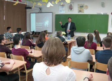 Rendhagyó tanórát tartott Cseresnyés Péter a Hevesiben