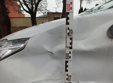 Behajtott a kereszteződésbe, összeütközött egy motorossal 
