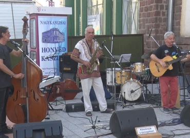 Idén is különböző műfajú zenekarok váltották egymást a sétálóutcában 