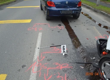 Az előtte haladó lassított, a Peugeot meg belehajtott 
