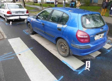 Három gyalogos sérült meg, amikor a zebra előtt álló Opelbe egy Nissan ütközött 