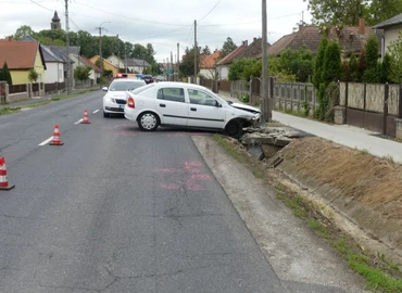 Hídfőnek ütközött egy Opel  