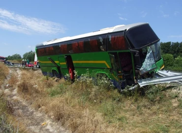 Daciaval busznak ütközött egy olasz sofőr az M7-esen 
