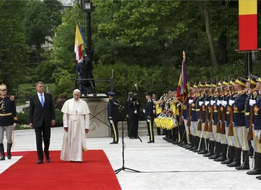 Megkezdte háromnapos apostoli látogatását Romániában Ferenc pápa