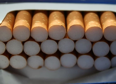 Ragasztószalag helyett csempészcigarettát szállított