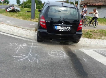 Nem adott elsőbbséget a Mercedest vezető nő, felborította a Volvót 