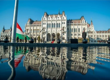 November 4. - Félárbócon a nemzeti lobogó a Parlament előtt