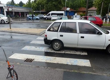 Zebrán átkelő gyalogost ütöttek el a Hevesi utcában 
