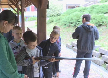 A vadászok munkájával ismerkednek a gyerekek a Zalaerdő táborában 