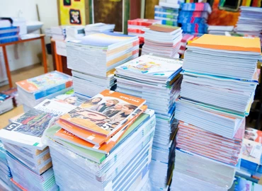 Jóval több tankönyvet és olcsóbban rendeltek az iskolák