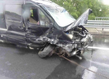 Felborult egy Mercedes az M7-esen, ketten súlyosan megsérültek  