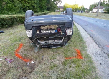Jogosítvány nélkül hajtott árokba az ittas sofőr Garaboncon 