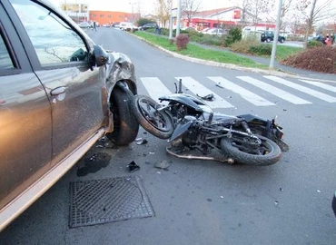 Súlyos sérülést szenvedett az autóval ütköző motoros
