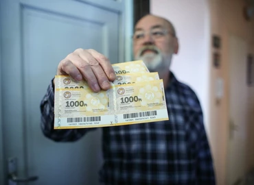 Karácsony előtt megkapják a 10 ezer forintnyi Erzsébet-utalványt a nyugdíjasok