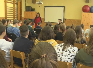 Rendhagyó irodalomórákat tartottak a héten a Kőrösi-iskolában