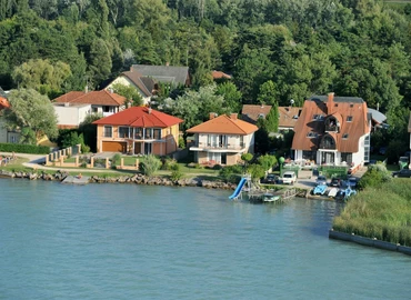Licitre bocsájtja balatoni üdülőit az MNV