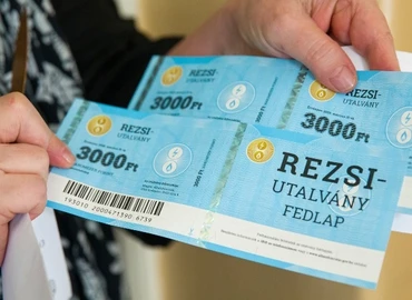 A nyugdíjasoknak kézbesített rezsiutalványok kétharmadát már beváltották a postákon