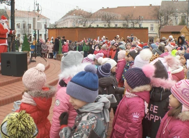 Tegnap az iskolákban ma pedig az Erzsébet téren járt a Mikulás