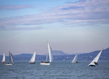 Szilveszteri jótékonysági regatta vitorlásverseny a Balatonon