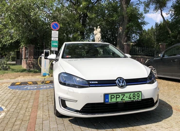 Tavaly több mint 40 százalékkal bővült az elektromos autók értékesítése Magyarországon 