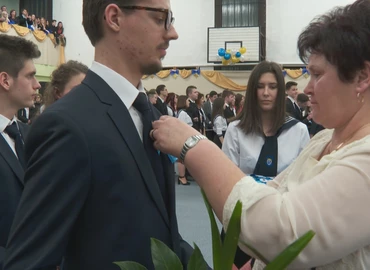 136 diák kapta meg az elválás szimbólumát a Batthyány Lajos Gimnáziumban