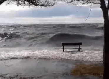 Vihar - Megbillent a Balaton víztükre