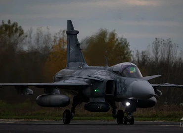 Gripen landol a sármelléki kifutópályán