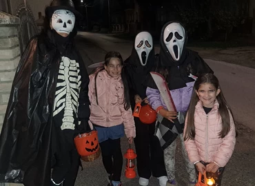 Október utolsó napjának estéjén számos faiatal kerekedett fel