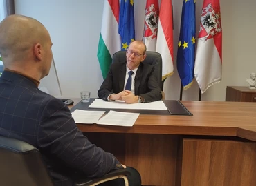 évértéeklő