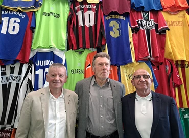  Mákos, Simi és Csóri, vagyis Horváth Ferenc (balról), Simon István és Csordás László Kiskanizsához való kötödésüket "demonstrálták" a hévízi városházán