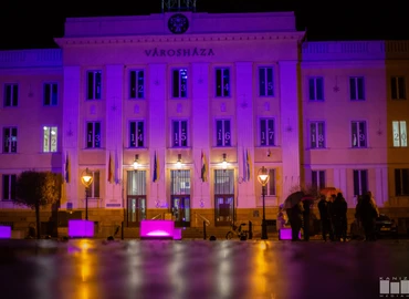 Lila színbe öltözött a Városháza