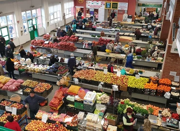 Hétfőtől a vásárcsarnok kereskedői közül is többen otthon maradnak