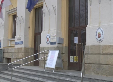 Az önkormányzat munkatársai, civil szervezetek tagjai és magánszemélyek is segítik az otthon maradt idősek ellátását